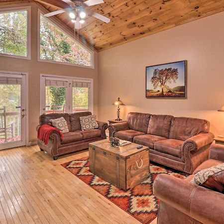 Rustic Red Cabin With Deck In Maggie Valley Club! Exteriör bild