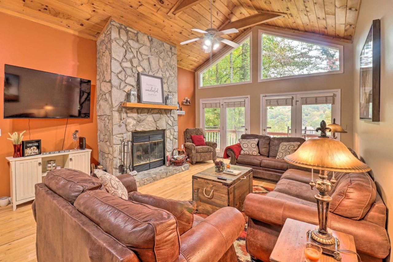 Rustic Red Cabin With Deck In Maggie Valley Club! Exteriör bild