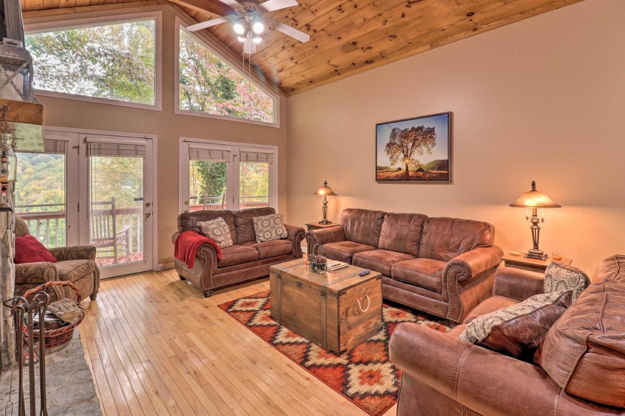 Rustic Red Cabin With Deck In Maggie Valley Club! Exteriör bild