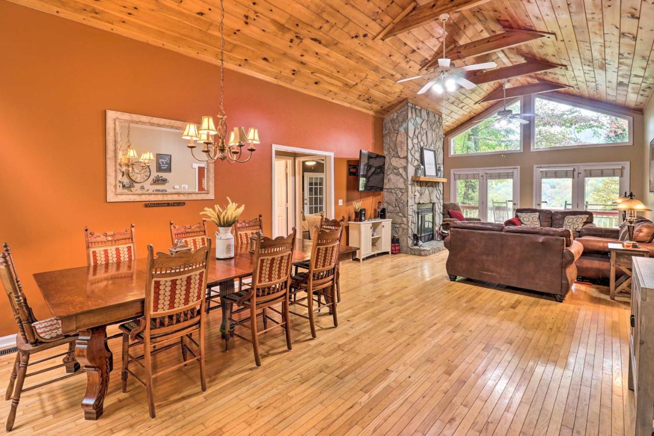 Rustic Red Cabin With Deck In Maggie Valley Club! Exteriör bild