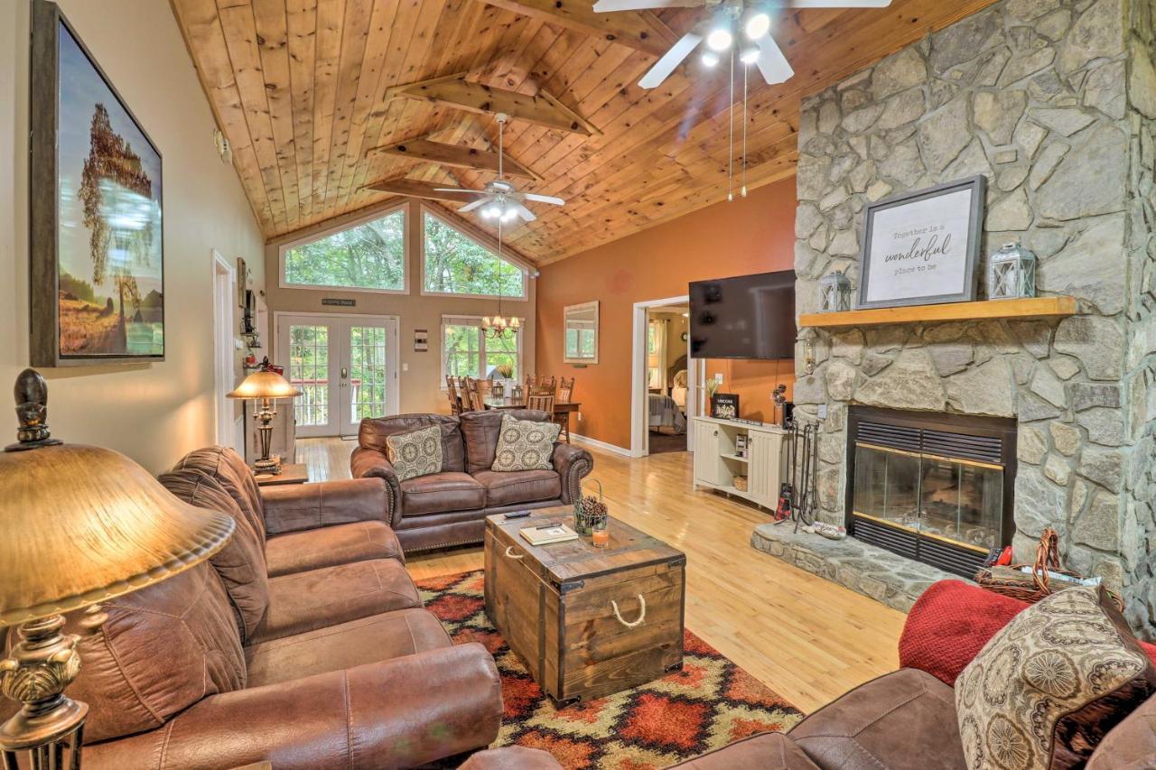 Rustic Red Cabin With Deck In Maggie Valley Club! Exteriör bild