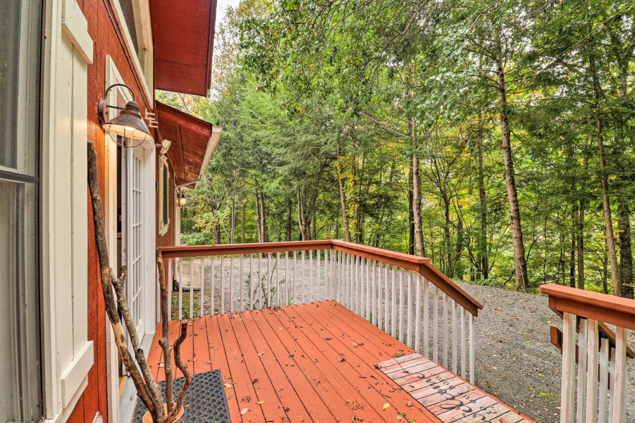 Rustic Red Cabin With Deck In Maggie Valley Club! Exteriör bild